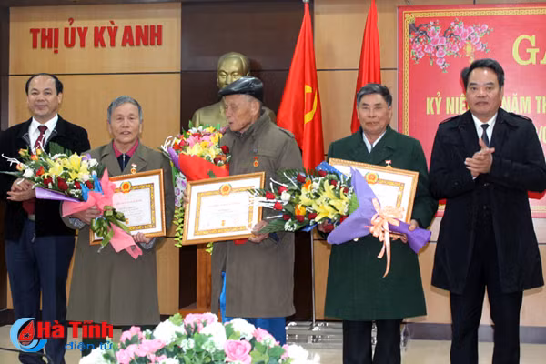 ky anh trao tang 132 huy hieu dang cho cac dang vien