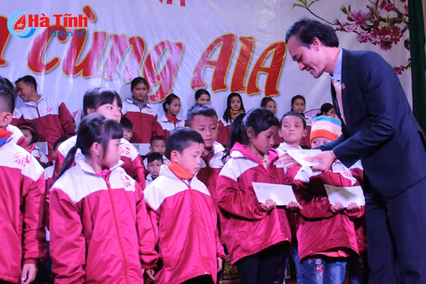 aia ha tinh mang tet am den nguoi ngheo ky anh