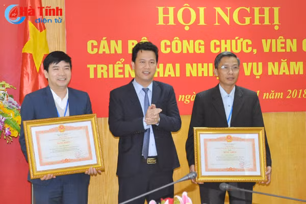 can bo van phong ubnd tinh phai tan tuy tham muu thuc hien tot cac nhiem vu
