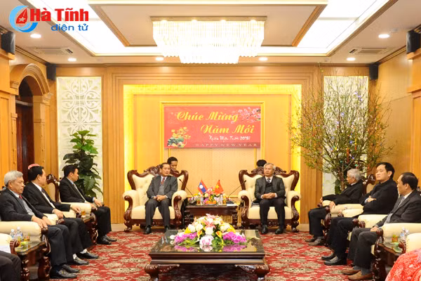 lanh dao bolykhamxay chuc tet dang bo va nhan dan ha tinh
