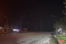 Nguy cơ mất an toàn khi hệ thống đèn đường bị hư hỏng sau bão