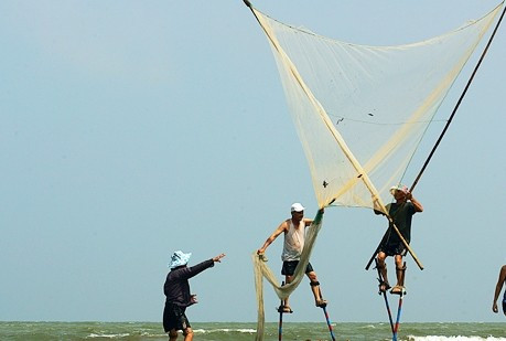 Xúc tép bằng cà kheo (Ảnh Internet) Xúc tép bằng cà kheo (Ảnh Internet)