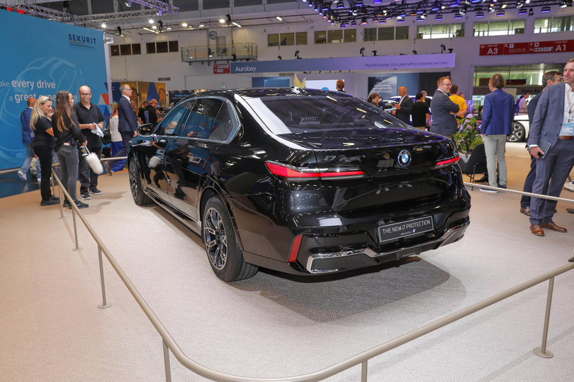 Ảnh thực tế BMW i7 phiên bản chống đạn