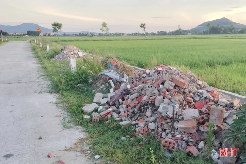 Rác bừa bãi trên nhiều tuyến đường ở xã trung tâm Lộc Hà