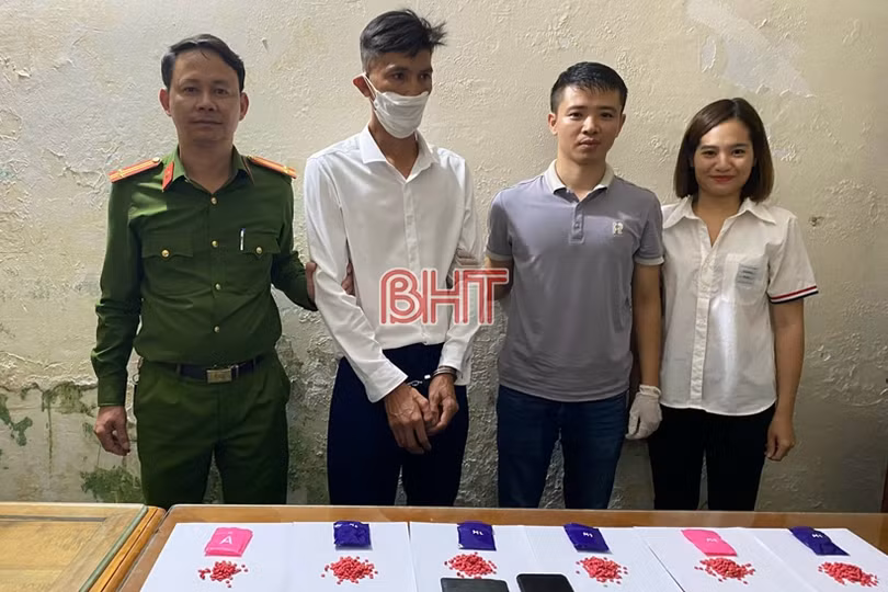 Công an Hương Khê bắt giữ 2 đối tượng, thu 3.100 viên ma túy