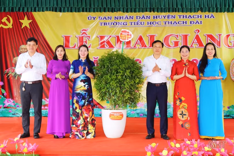 Tặng cây xanh dịp khai giảng, Thạch Hà gửi gắm nhiều thông điệp ý nghĩa