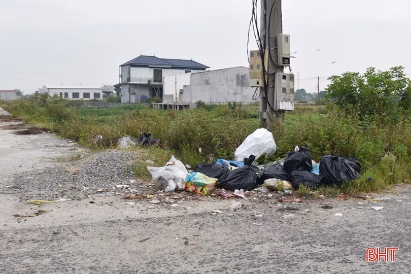 Rác bừa bãi trên nhiều tuyến đường ở xã trung tâm Lộc Hà