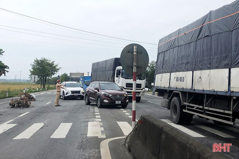 3 xe ô tô tông nhau trên quốc lộ 1 ở Hà Tĩnh