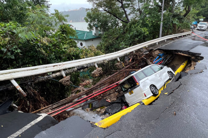 Mưa lớn nhất hơn một thế kỷ khiến Hong Kong tê liệt
