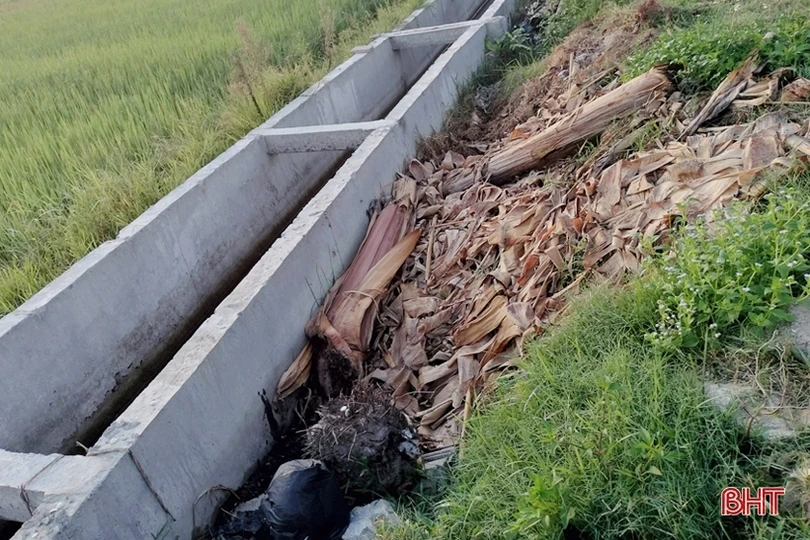 Rác bừa bãi trên nhiều tuyến đường ở xã trung tâm Lộc Hà