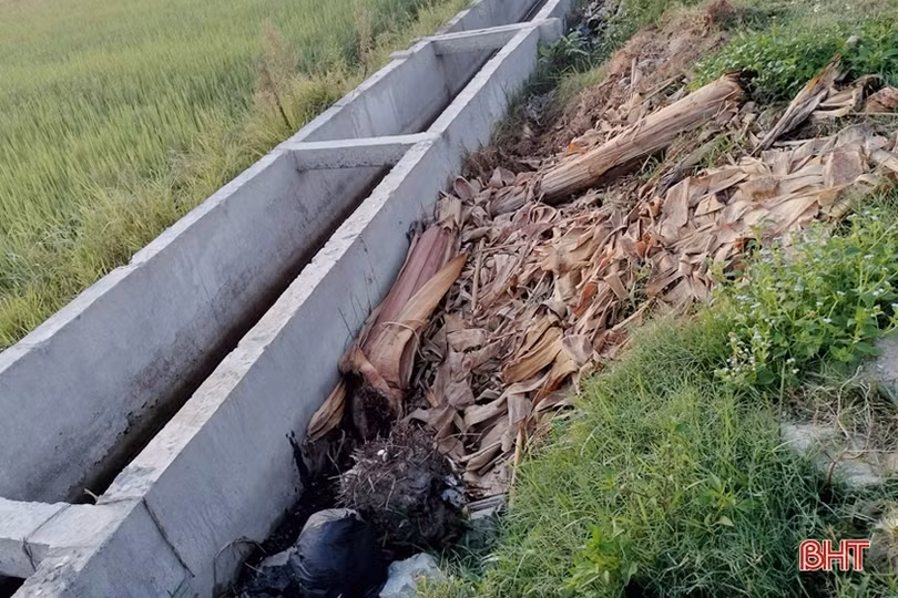 Rác bừa bãi trên nhiều tuyến đường ở xã trung tâm Lộc Hà