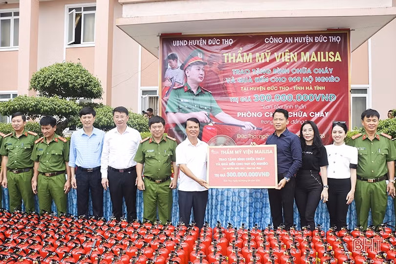 Trao tặng 969 bình chữa cháy cho hộ nghèo ở Đức Thọ