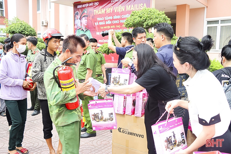 Trao tặng 969 bình chữa cháy cho hộ nghèo ở Đức Thọ