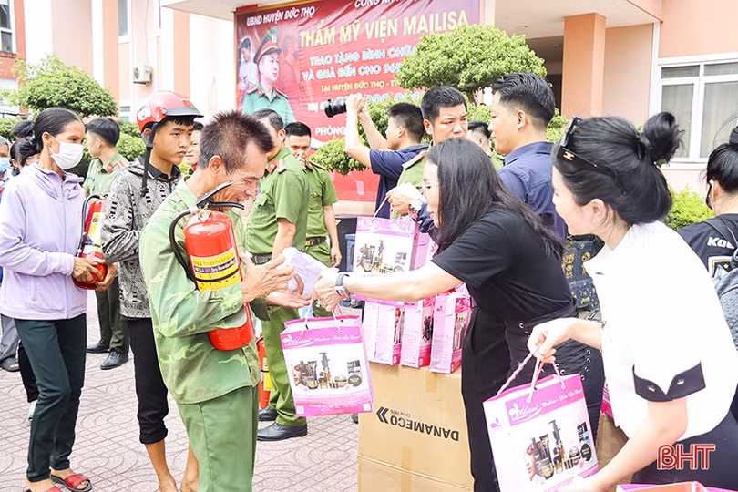 Trao tặng 969 bình chữa cháy cho hộ nghèo ở Đức Thọ