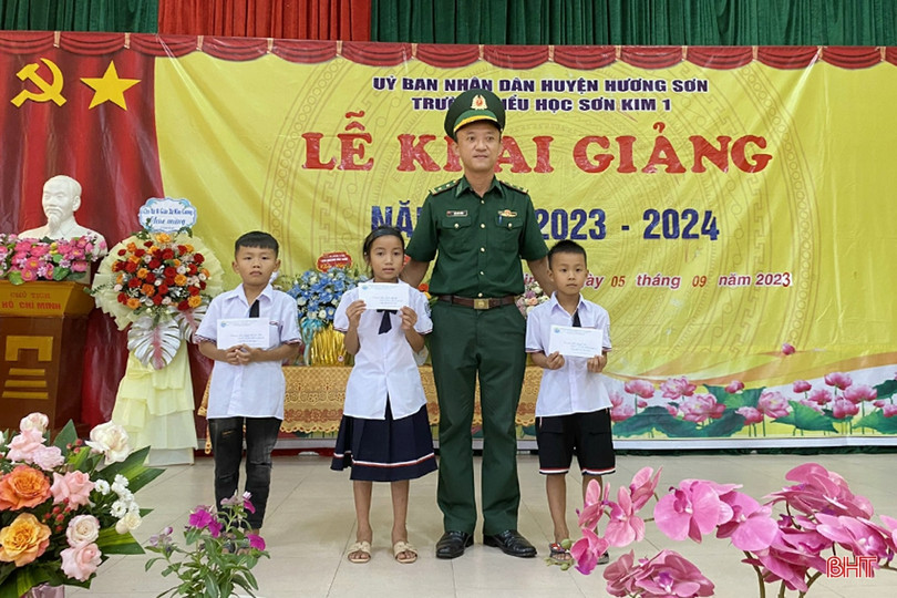 Bộ đội Biên phòng Hà Tĩnh tặng quà cho học sinh nghèo vùng biên giới 