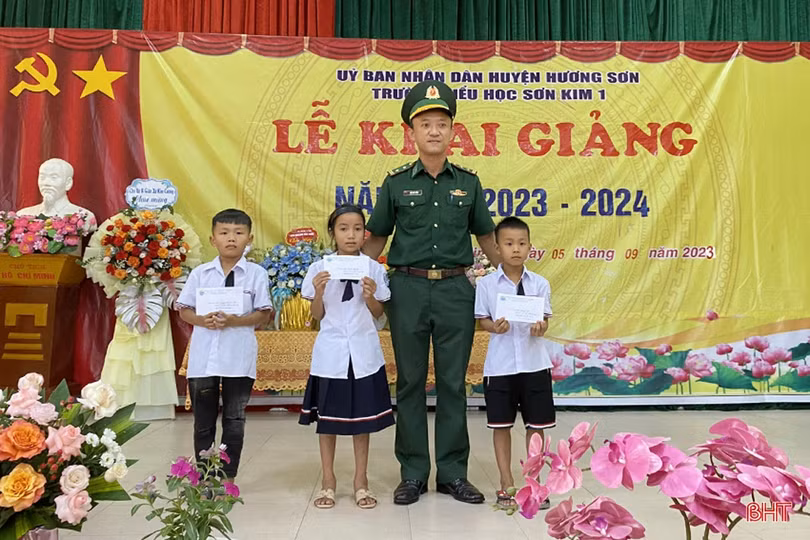 Bộ đội Biên phòng Hà Tĩnh tặng quà cho học sinh nghèo vùng biên giới 
