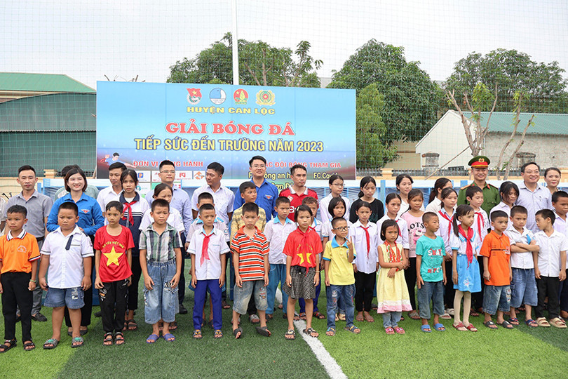 Khởi tranh giải bóng đá gây quỹ cho học sinh nghèo Can Lộc