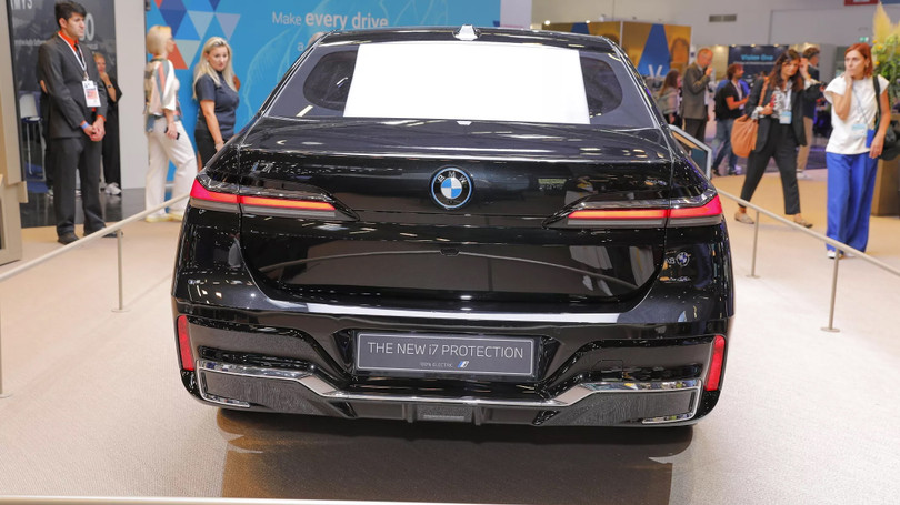Ảnh thực tế BMW i7 phiên bản chống đạn
