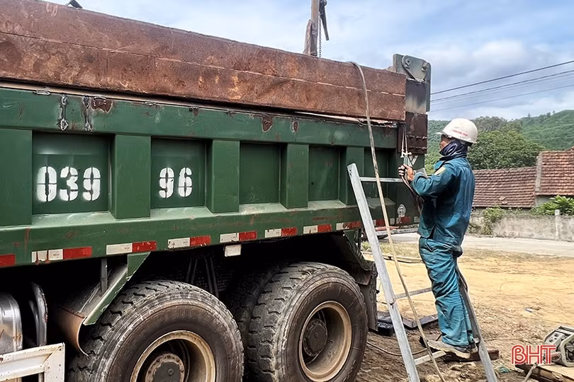 Công an Can Lộc kiên quyết xử lý xe quá tải, cơi nới thành thùng