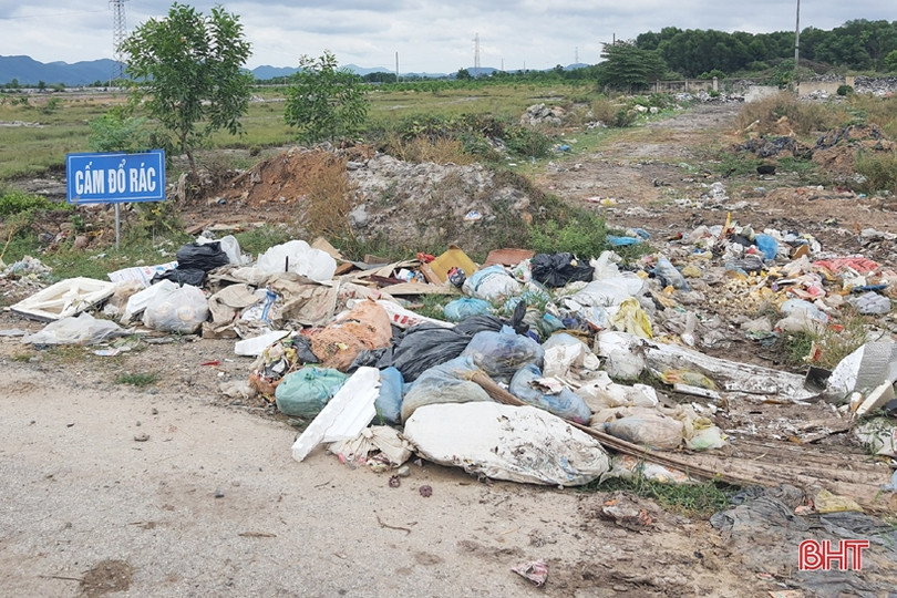 Rác thải ngổn ngang trên đường vào Đài hóa thân Hoàn vũ Hà Tĩnh