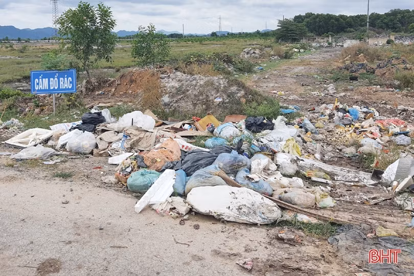 Rác thải ngổn ngang trên đường vào Đài hóa thân Hoàn vũ Hà Tĩnh