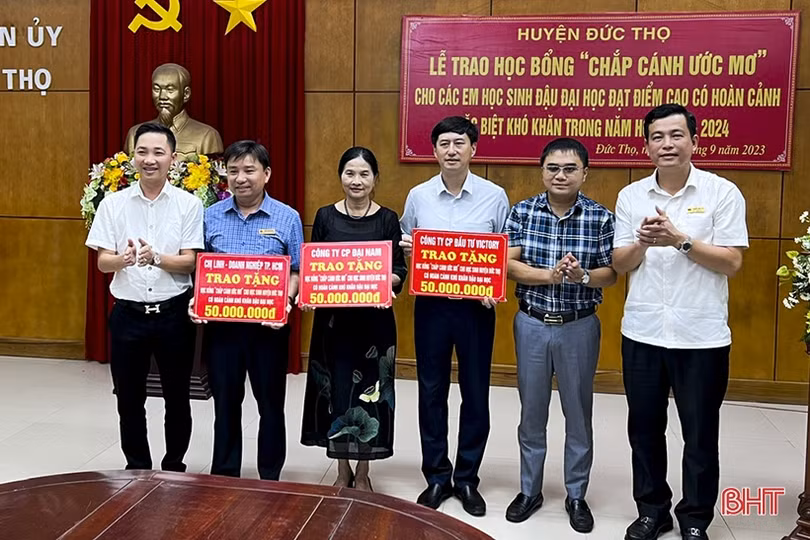Trao 350 triệu đồng cho học sinh hoàn cảnh đặc biệt khó khăn ở Đức Thọ