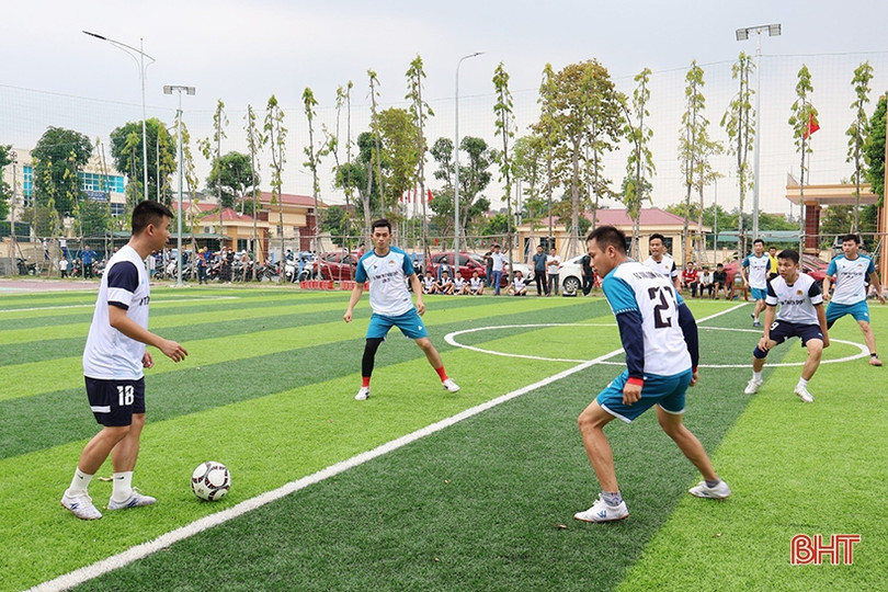 Khởi tranh giải bóng đá gây quỹ cho học sinh nghèo Can Lộc