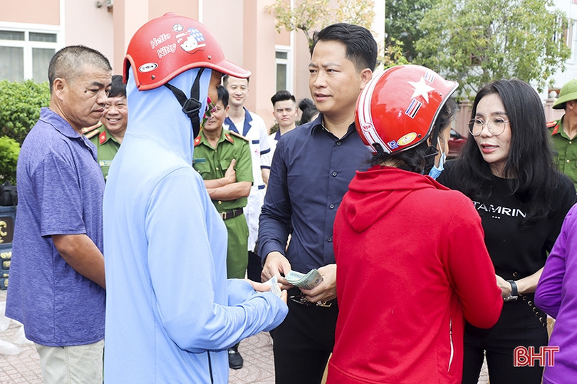 Trao tặng 969 bình chữa cháy cho hộ nghèo ở Đức Thọ