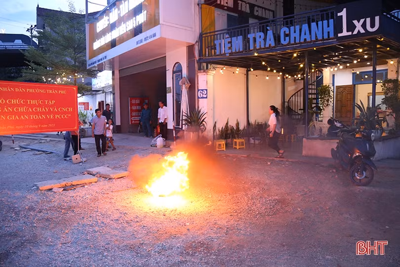 Tổ liên gia ở Hà Tĩnh diễn tập phòng cháy, chữa cháy trong đêm