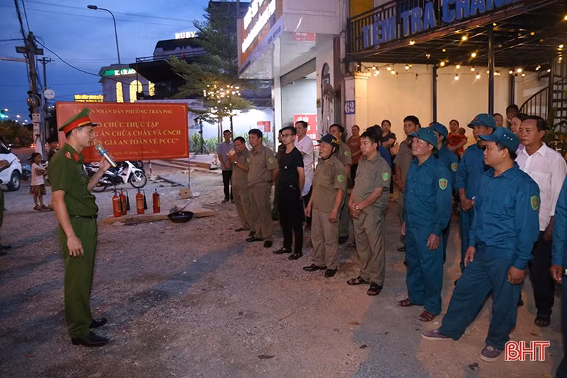 Tổ liên gia ở Hà Tĩnh diễn tập phòng cháy, chữa cháy trong đêm