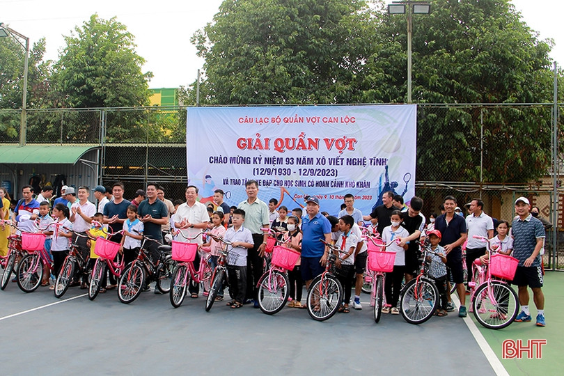 Trao 60 xe đạp cho học sinh nghèo học giỏi