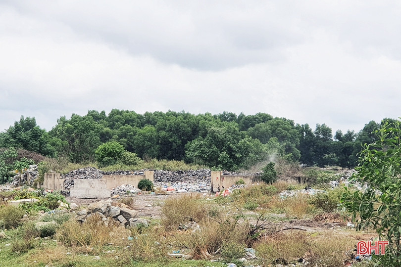 Rác thải ngổn ngang trên đường vào Đài hóa thân Hoàn vũ Hà Tĩnh