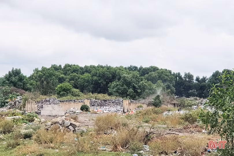 Rác thải ngổn ngang trên đường vào Đài hóa thân Hoàn vũ Hà Tĩnh