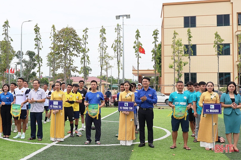 Khởi tranh giải bóng đá gây quỹ cho học sinh nghèo Can Lộc