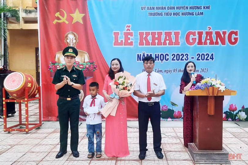 Bộ đội Biên phòng Hà Tĩnh tặng quà cho học sinh nghèo vùng biên giới 