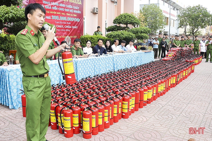Trao tặng 969 bình chữa cháy cho hộ nghèo ở Đức Thọ