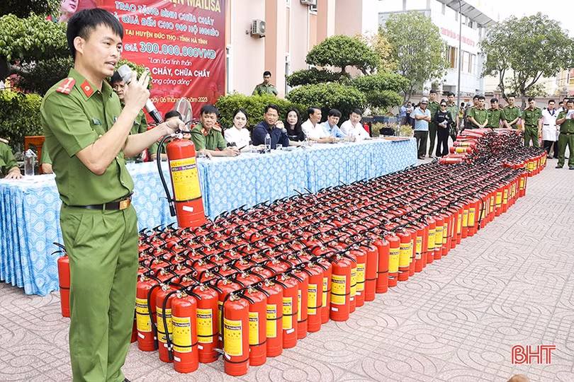 Trao tặng 969 bình chữa cháy cho hộ nghèo ở Đức Thọ