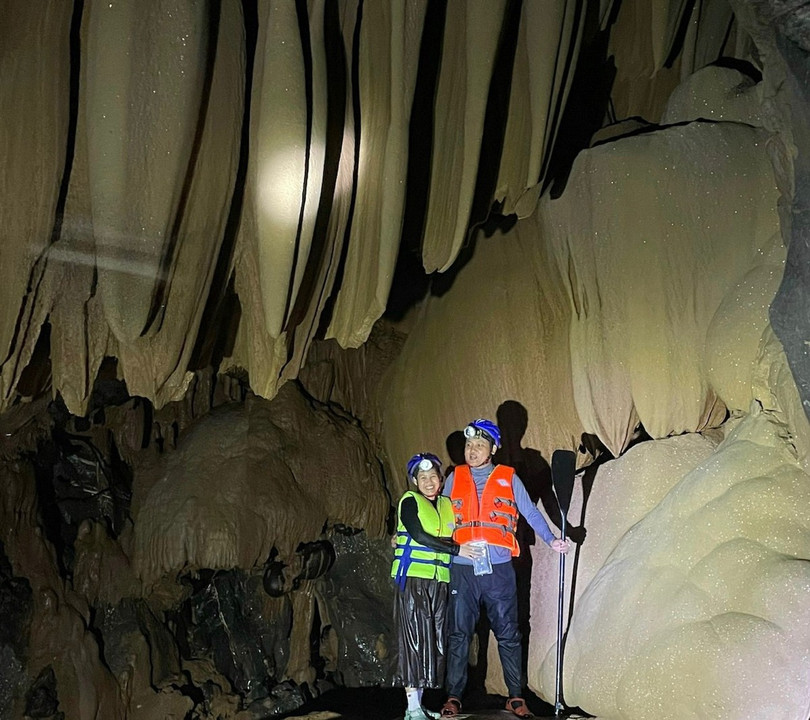 Phát hiện hang động tráng lệ trên đỉnh Trường Sơn