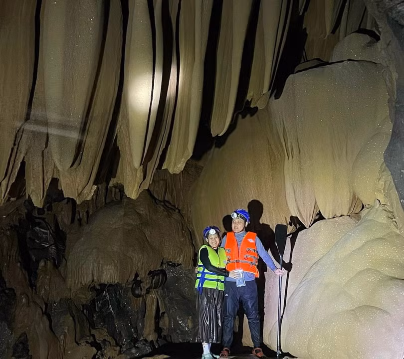 Phát hiện hang động tráng lệ trên đỉnh Trường Sơn