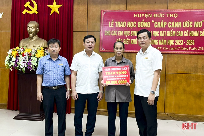 Trao 350 triệu đồng cho học sinh hoàn cảnh đặc biệt khó khăn ở Đức Thọ