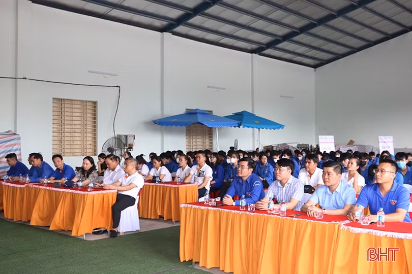 Thay dầu xe máy miễn phí cho 1.500 thanh niên công nhân, người lao động