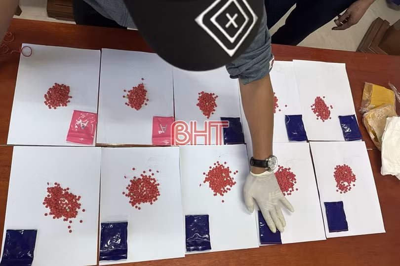 Công an Hương Khê bắt giữ 2 đối tượng, thu 3.100 viên ma túy