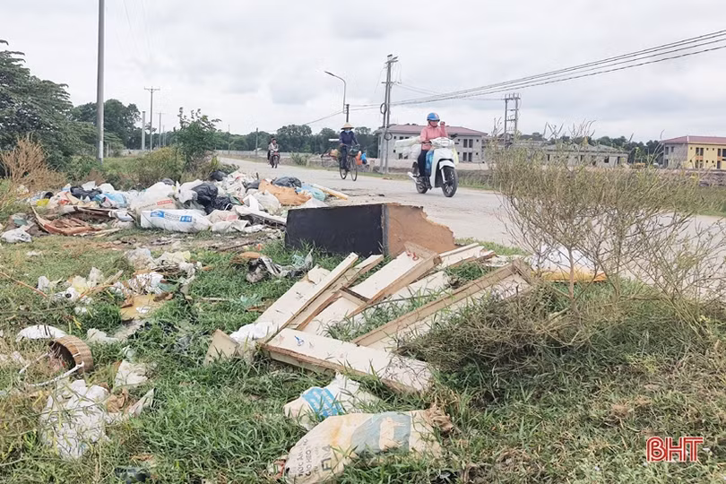 Điểm đổ rác tự phát trên đường vào Đài hóa thân Hoàn vũ Hà Tĩnh được xử lý