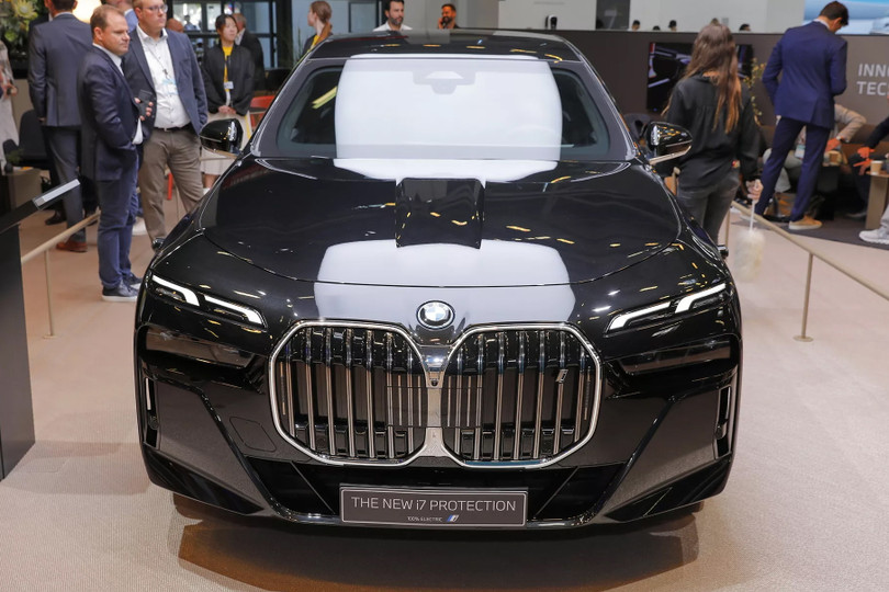 Ảnh thực tế BMW i7 phiên bản chống đạn