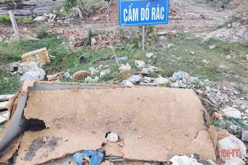 Rác thải ngổn ngang trên đường vào Đài hóa thân Hoàn vũ Hà Tĩnh