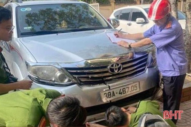 Nhiều người phẫn nộ về hành vi đâm xe Toyota Fortuner vào bạn nhậu