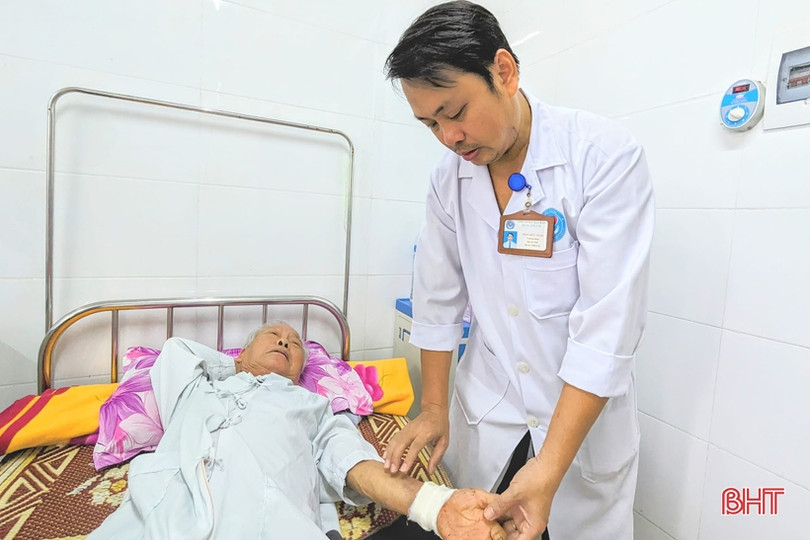 Bệnh viện tuyến huyện ở Hà Tĩnh “cứu” bàn tay bị máy cưa cắt trúng