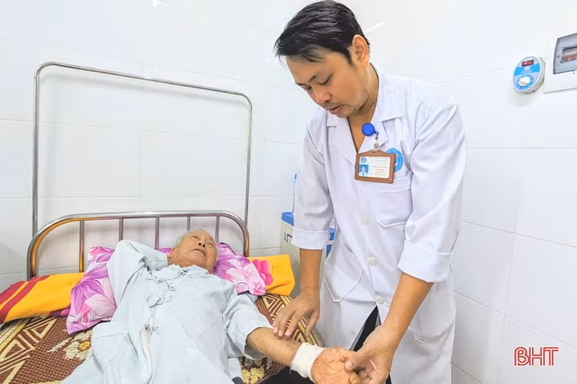 Bệnh viện tuyến huyện ở Hà Tĩnh “cứu” bàn tay bị máy cưa cắt trúng