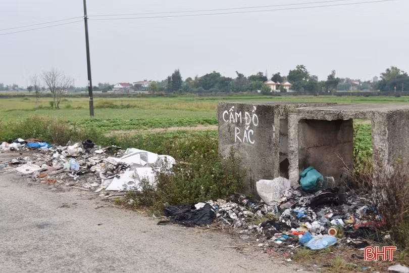 Rác bừa bãi trên nhiều tuyến đường ở xã trung tâm Lộc Hà