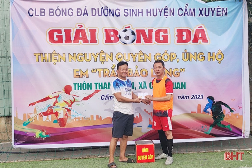 Giải bóng đá thiện nguyện góp tiền hỗ trợ bé bị ung thư máu ở Cẩm Xuyên
